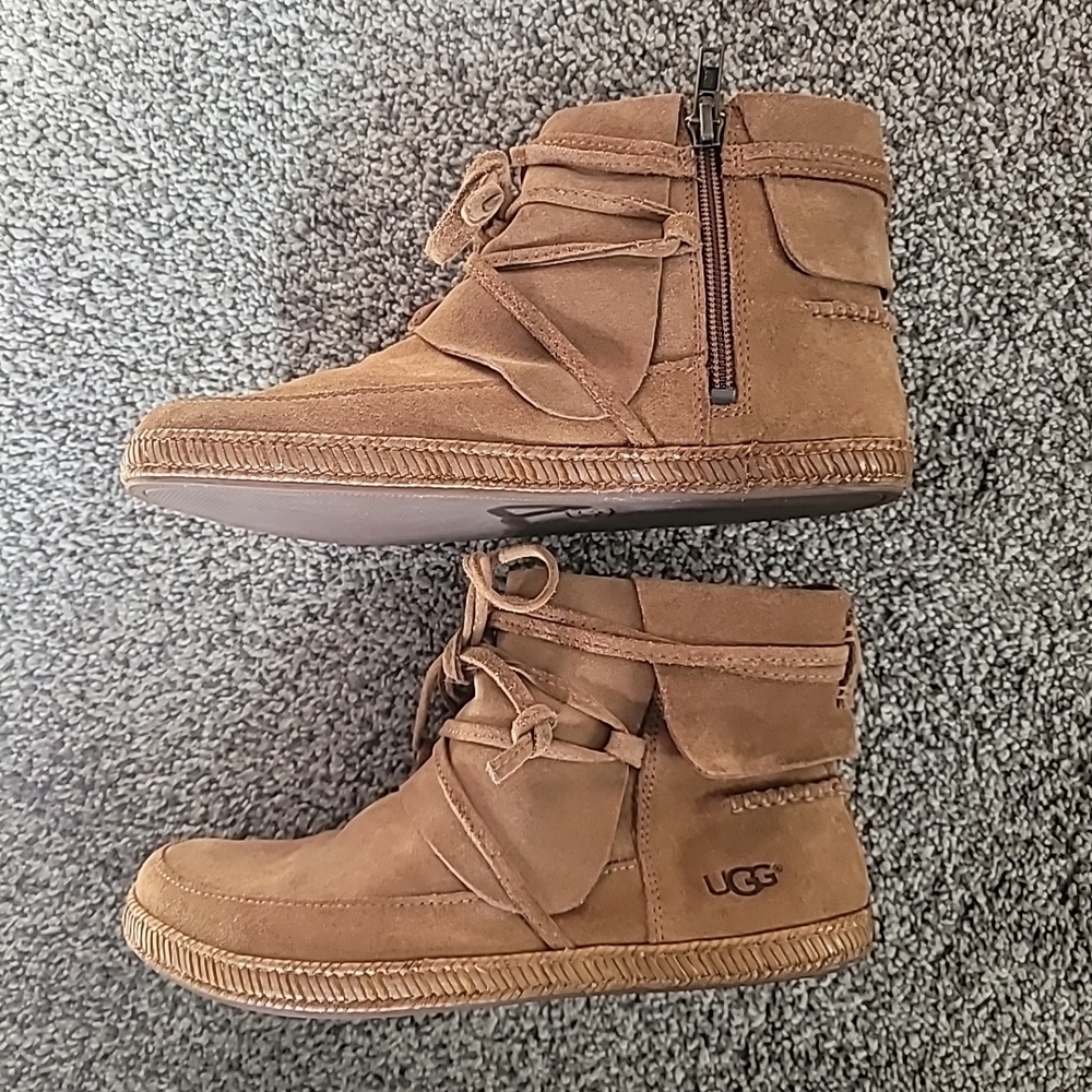 UGG Reid Moc Suede Ankle Boots 1019129 ~ Women’s Size 6 ~ Brown Tan Side Zip